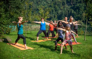 Yoga im Freien mit Blick zur Elbe