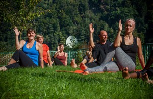 Yoga auf der Wiese