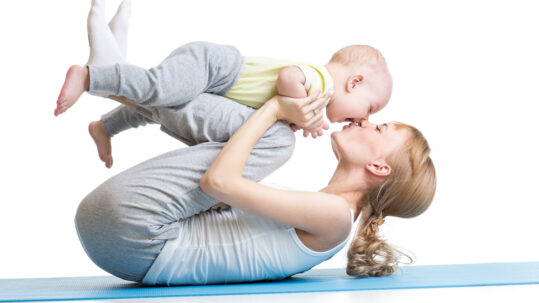 Mutter mit Baby macht Yoga