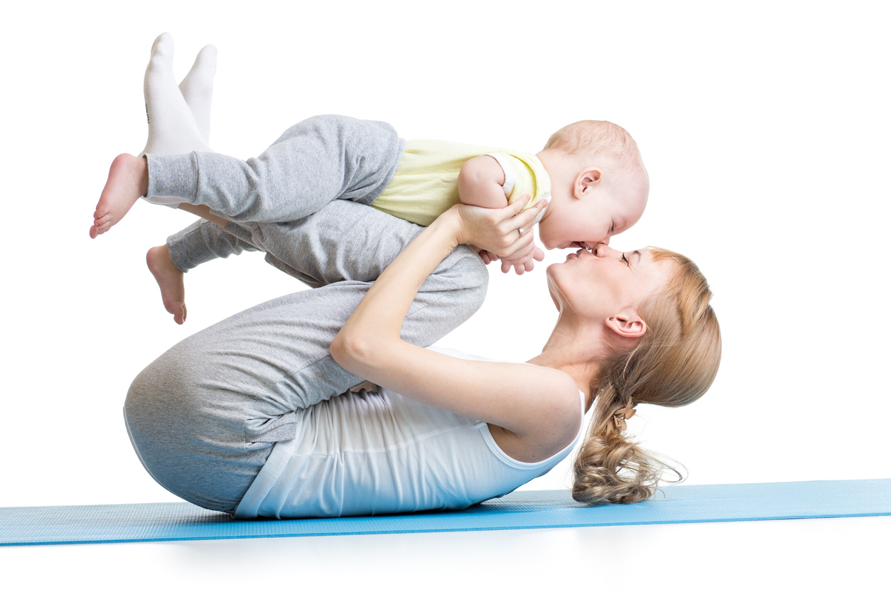 Mutter mit Baby macht Yoga